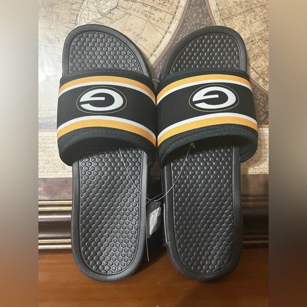 NFL • Green Bay Packers • Men’s Flip-Flops • Size M (9–10)